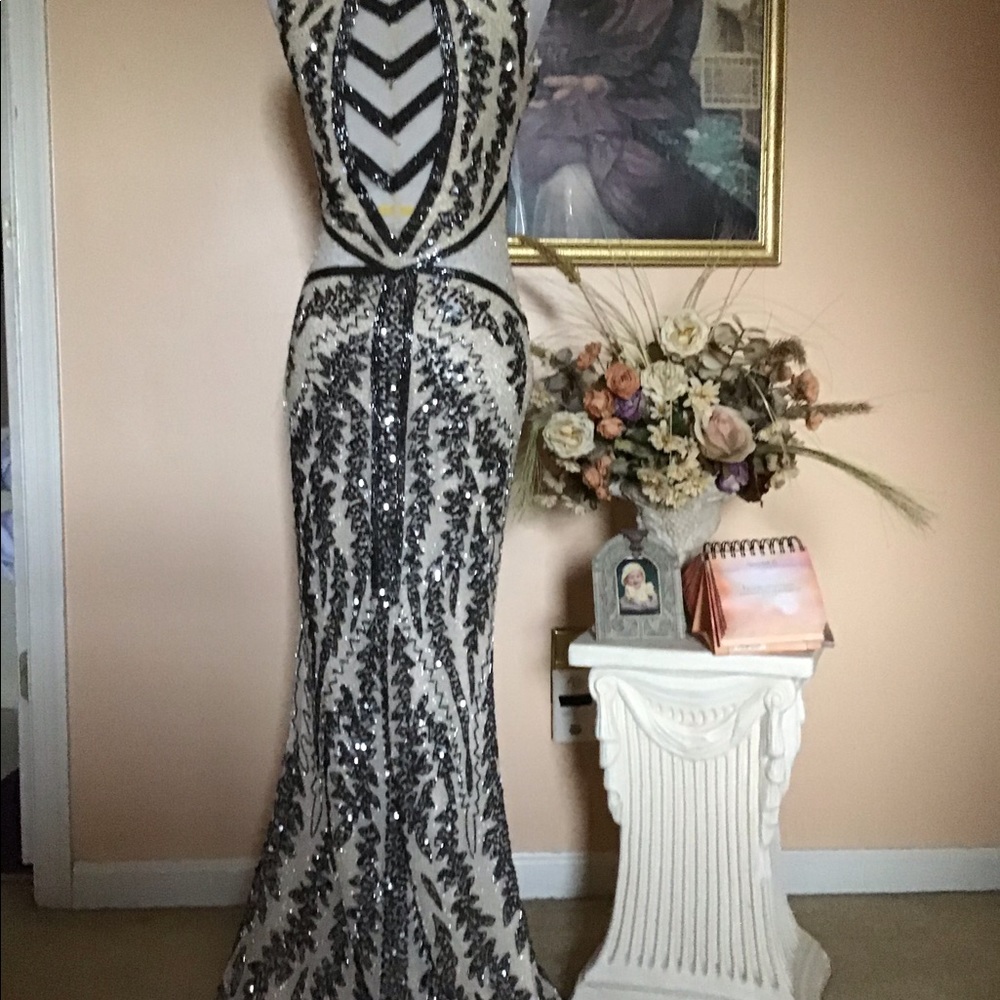 Formal sequin gown - Picture 2 of 8